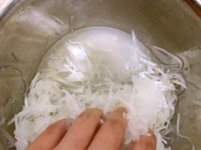 一边抓匀一边挤压，萝卜丝会慢慢出水