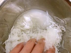 一边抓匀一边挤压，萝卜丝会慢慢出水