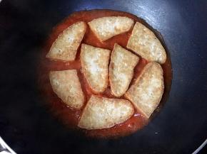 放入豆腐吸饱水。一面吸饱换另外一面。