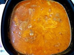 加入椰浆再挤入青柠汁
冬阴功火锅汤底就完成啦，开始涮你爱吃的各种菜吧