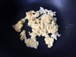 用刚刚煎豆腐锅里剩的油炒鸡蛋，不要炒太老。