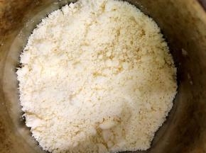 用手搓成粗玉米粉状