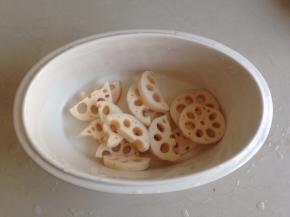 莲藕去皮切块，放炖盅里