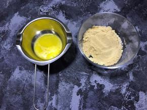 消化饼干放入料理机打成粉状，黄油隔水融化成液体，没有料理机的可以将饼干装入保鲜袋用擀面杖一点点擀碎。