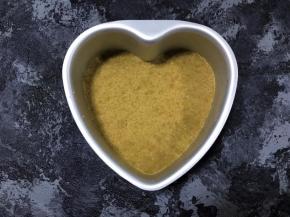 把拌好的饼干碎倒入模具中，压平后放入冰箱冷藏备用。