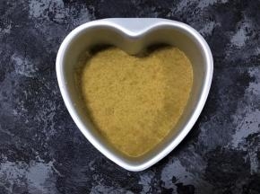 把拌好的饼干碎倒入模具中，压平后放入冰箱冷藏备用。