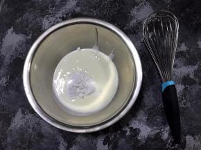 饼干碎冷藏期间制作慕斯糊，酸奶中加入糖粉，搅拌均匀。