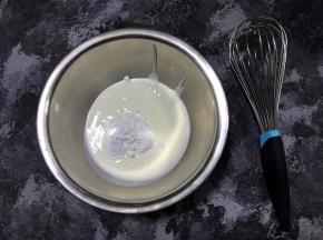 饼干碎冷藏期间制作慕斯糊，酸奶中加入糖粉，搅拌均匀。