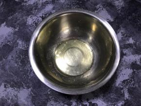 吉利丁片冷水中软化后，滤干水份，隔热水融化成液体状后倒入酸奶糊中，搅拌均匀。