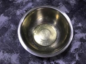 吉利丁片冷水中软化后，滤干水份，隔热水融化成液体状后倒入酸奶糊中，搅拌均匀。