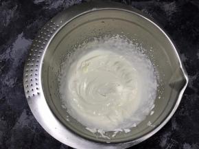 淡奶油打发至7分，有纹路可缓慢流动即可。