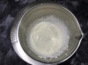 淡奶油打发至7分，有纹路可缓慢流动即可。