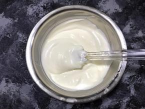将酸奶糊与淡奶油混合，翻拌均匀。