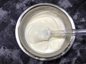 将酸奶糊与淡奶油混合，翻拌均匀。