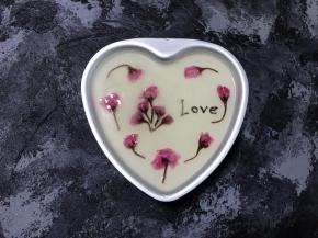 樱花事先用冷水泡开，中途可多换几次水去掉盐分，黑巧克力隔热水融化成液体，在油纸上写出想要的文字，小心摆到蛋糕上，再摆好樱花，将镜面水沿模具边沿缓慢倒入蛋糕表层。镜面水倒入的过程中，樱花的位置可能会偏移，可用牙签稍稍调整。