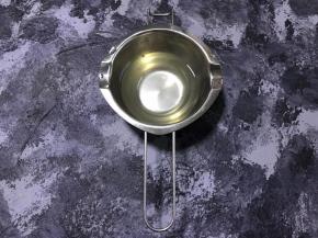  镜面水制作：吉利丁片放入纯净水软化后直接隔热水融化成液体，加入细砂糖和柠檬汁搅拌均匀。