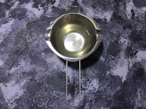  镜面水制作：吉利丁片放入纯净水软化后直接隔热水融化成液体，加入细砂糖和柠檬汁搅拌均匀。