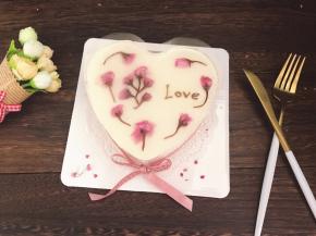 送入冰箱冷藏2小时至镜面层凝固即可取出，脱模时可先用吹风机绕模具一圈，将蛋糕底缓缓往上托，轻轻脱离模具。