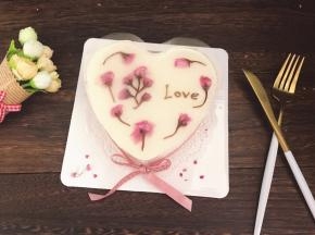 送入冰箱冷藏2小时至镜面层凝固即可取出，脱模时可先用吹风机绕模具一圈，将蛋糕底缓缓往上托，轻轻脱离模具。