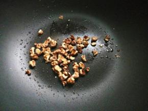 热锅一点油，炒香核桃。