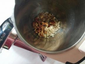 把全部食材放入豆浆机中。