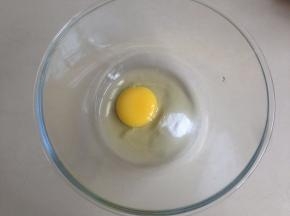 打蛋盆里装入鸡蛋、玉米油、水和糖