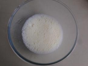 用电动打蛋器搅拌二十几秒，搅拌有密集的小气泡