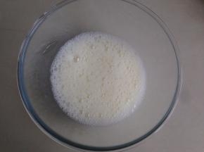 用电动打蛋器搅拌二十几秒，搅拌有密集的小气泡