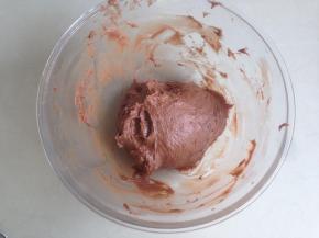 用电动打蛋器搅拌1-2分钟，拌成团，如果搅拌的时候面团缠住打蛋头，可以用刮刀将面团刮下来，再搅拌