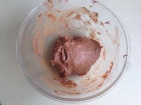 用电动打蛋器搅拌1-2分钟，拌成团，如果搅拌的时候面团缠住打蛋头，可以用刮刀将面团刮下来，再搅拌