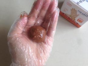 戴上一次性手套，抹油，将面团分成9个22克，18个3克的小面团，不用太精准，根据面团的重量分配