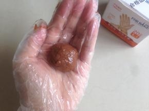 戴上一次性手套，抹油，将面团分成9个22克，18个3克的小面团，不用太精准，根据面团的重量分配