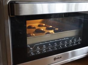 放进已经预热好170度的东菱K40C烤箱中下层，烘烤20分钟左右