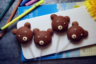 烘烤结束，待放凉后，用融化的白巧克力和黑巧克力，画出眼睛和鼻子，也可以用巧克力笔画