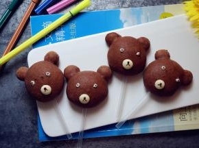 烘烤结束，待放凉后，用融化的白巧克力和黑巧克力，画出眼睛和鼻子，也可以用巧克力笔画