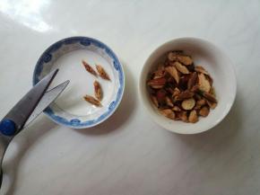 红枣洗净，去核，剪成小粒。