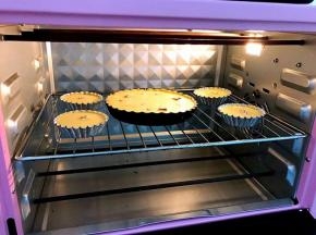 放入预热好的烤箱中层，180度烤10分钟再转160度烤20分钟到表面金黄就可以出炉啦