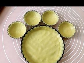 富余一点做了四个小挞，也可以直接擀平做饼干哦