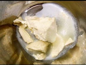 派皮静置的时候我们做派馅儿
奶油奶油加入白砂糖，酸奶