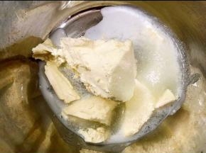 派皮静置的时候我们做派馅儿
奶油奶油加入白砂糖，酸奶