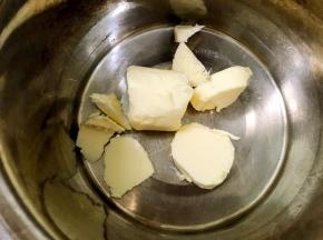 先来做派皮：黄油切小块软化