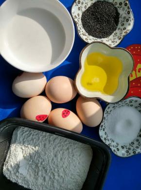 称量好所有材料蛋白和蛋黄分离好