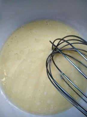 水，盐，芝士粉，玉米油倒入碗里搅拌均匀至芝士粉没有大的颗粒即可