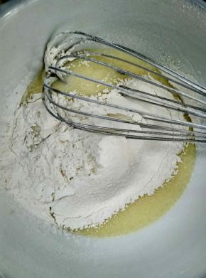 筛入低粉搅拌均匀