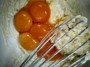 加入蛋黄搅拌均匀