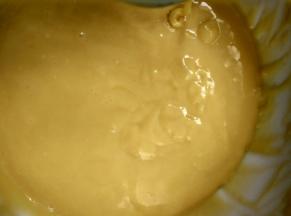 搅拌均匀的蛋糊放在一旁备用