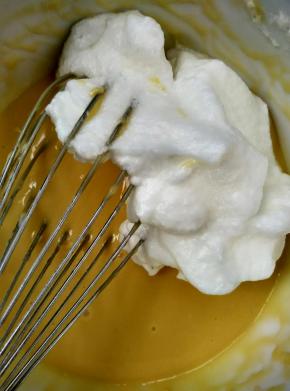 取打发好的蛋白三分之一加入蛋黄糊里搅拌均匀，把剩余的蛋白霜倒入蛋黄糊里快速搅拌均匀