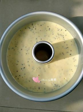 缓缓倒入中空模具中，震出气泡