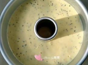 缓缓倒入中空模具中，震出气泡