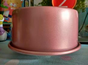 出炉后震一下，把热气震出立即倒扣